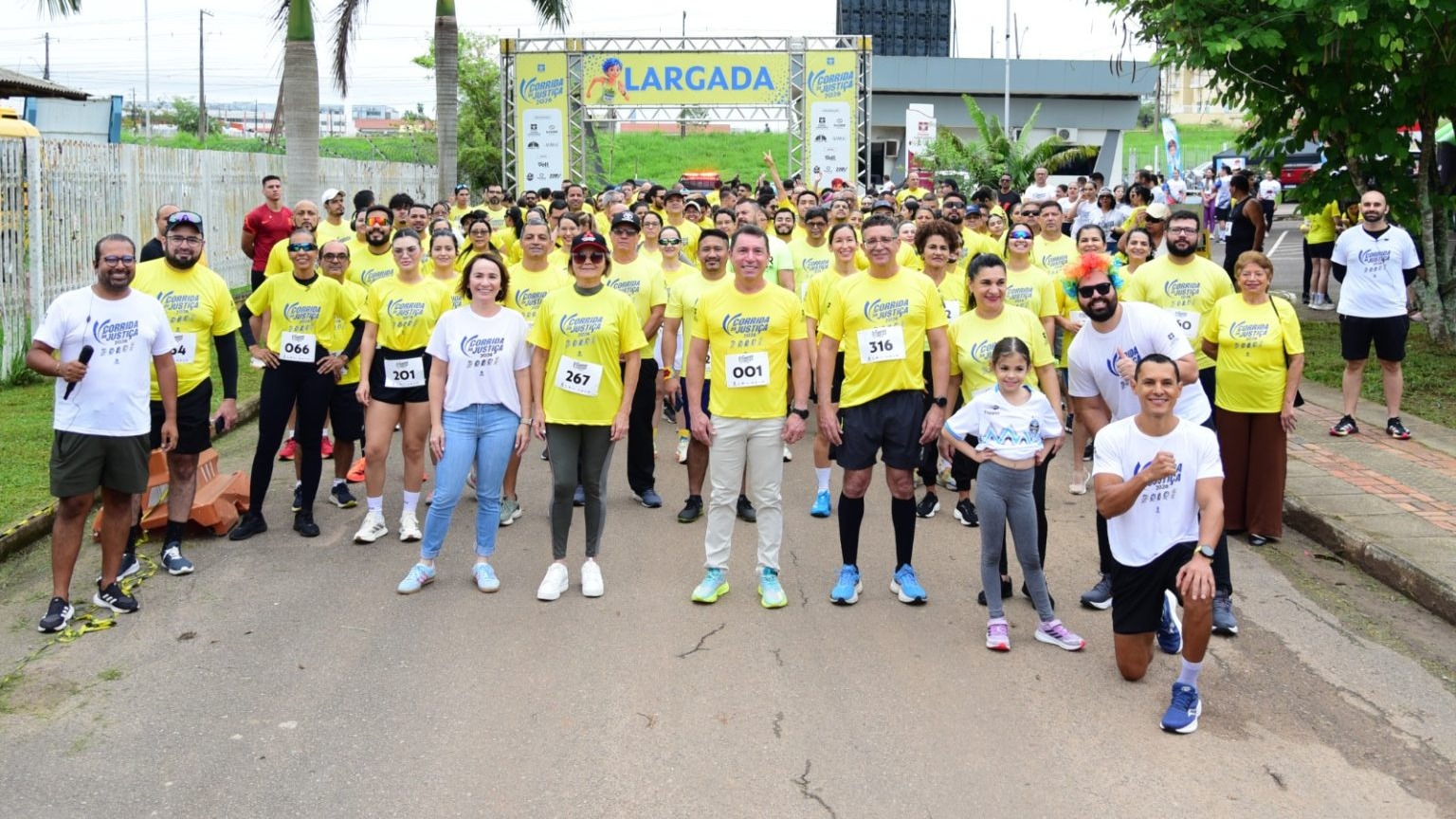 Participantes reunidos junto ao pórtico de largada da Corrida da Justiça de 2026