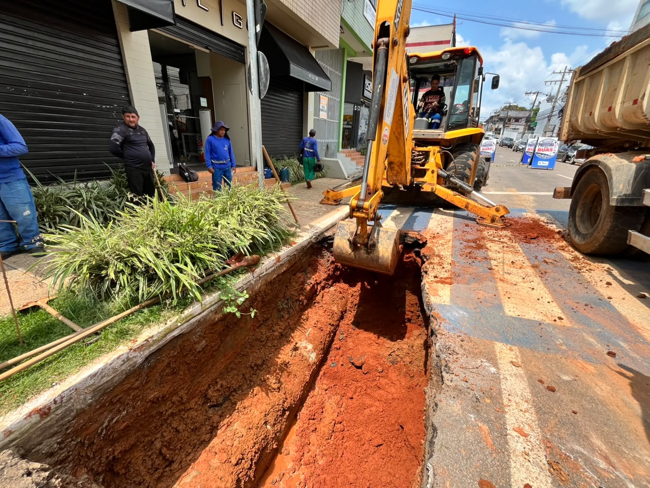 Equipe da Emurb repara tubulação de drenagem na Rua Rui Barbosa