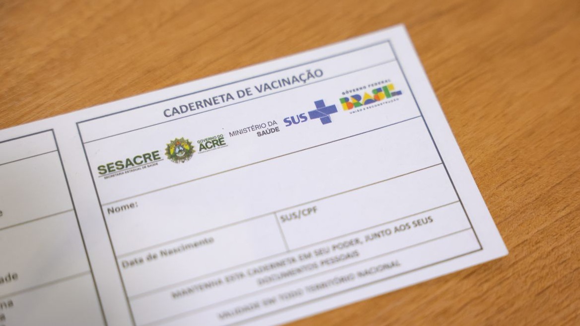 Caderneta de vacinação da Sesacre sobre uma mesa