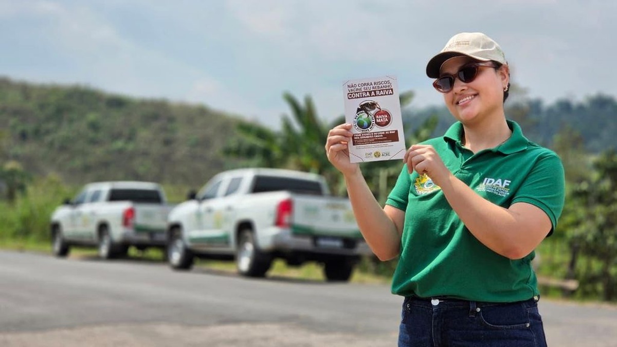 Profissional do Idaf apresenta material de orientação em atividade de defesa agropecuária.