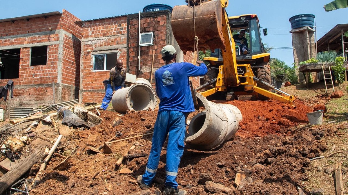 Trabalhador e máquina durante obras de drenagem na Rua Manoelito, no Vila Nova.