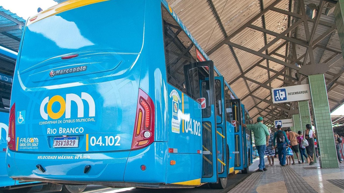 Ônibus do transporte coletivo de Rio Branco estacionados em terminal.
