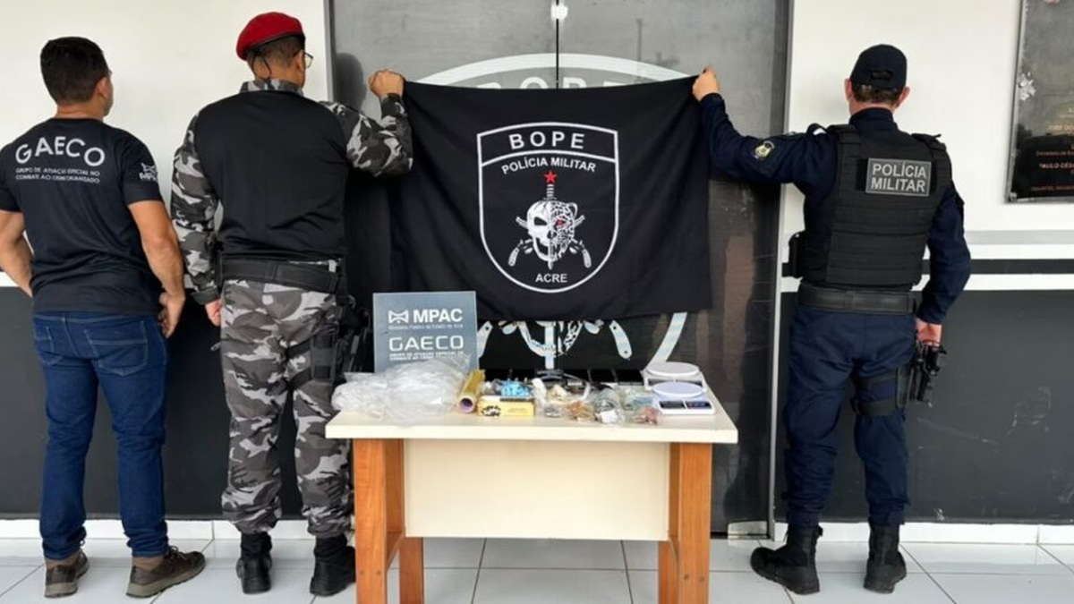 Equipes do Gaeco e da Polícia Militar apresentam materiais apreendidos na Operação Off the Rails.