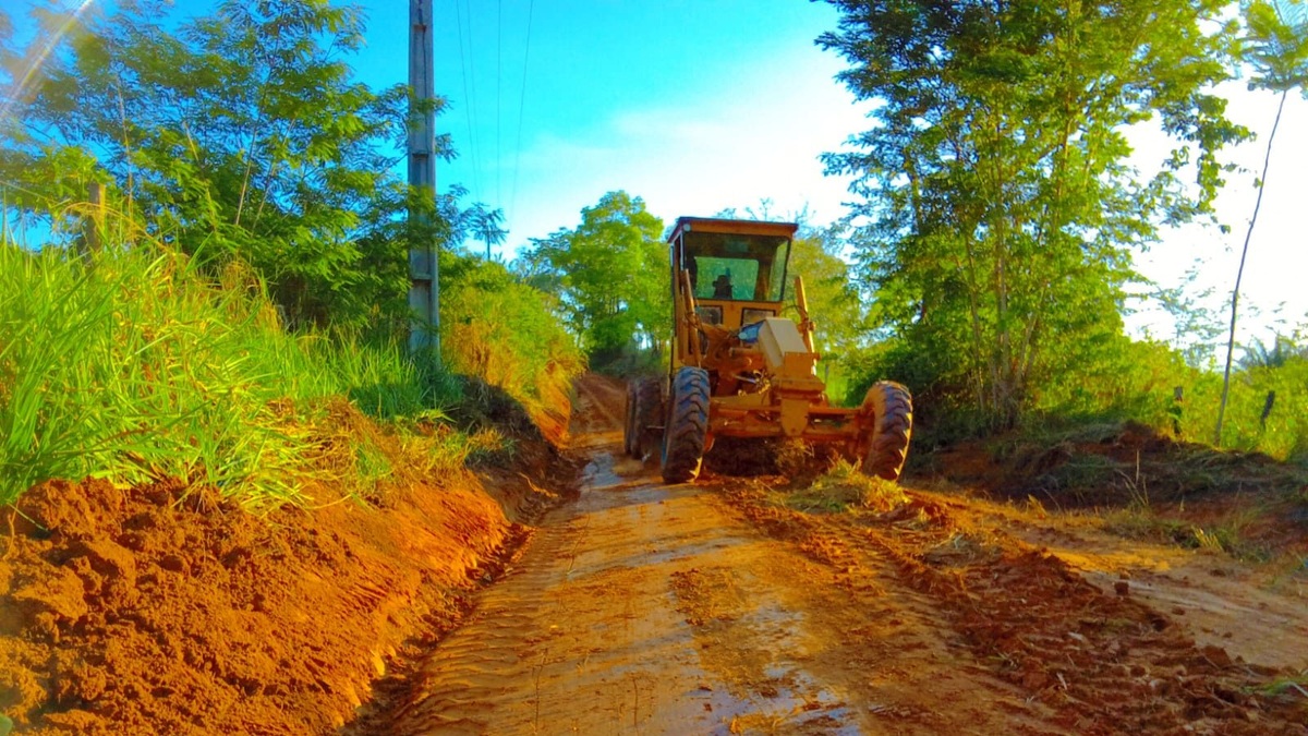 Máquina realiza manutenção em estrada rural de Rio Branco.