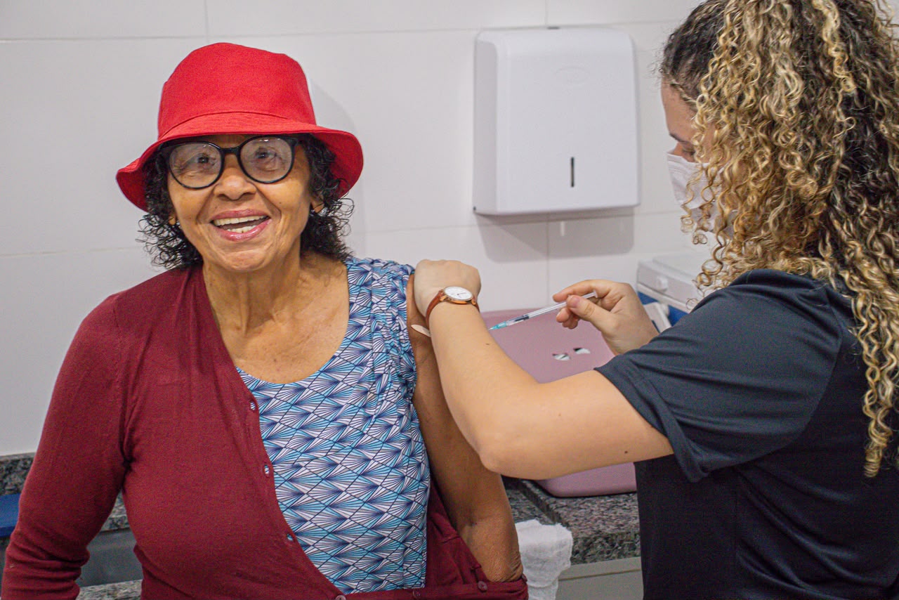 Profissional de saúde aplica vacina em ponto de atendimento em Rio Branco